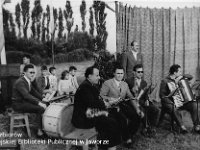 195x-08  Lata 1950-51  Jawor, basen letni w Parku Miejskim  Noce Świętojańskie    Od lewej:  Tadeusz Zakrzewicz (perkusja), Albin Szymonowicz (saksofon tenorowy), Tadeusz Doros (saksofon altowy), Edward Szwed (trąbka)  Z tyłu stoi kierownik klubu Relaks - Zbigniew Lech