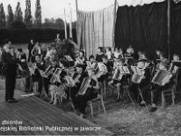195x-09  Lata 1950-51  Jawor, basen letni w Parku Miejskim  Noce świętojańskie    Występ młodzieży z Ogniska Muzycznego w Jaworze  Dyrygent Zygmunt Kułak