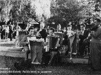 195x-10  Lata 50-te  Jawor, basen letni w Parku Miejskim  Noce świętojańskie    Pierwszy rząd, od lewej: Jerzy Osolinsz (akordeony), Zbigniew Huk (akordeony), Sławomir Połatajko (skrzypce)  Drugi rząd, od lewej: trzeci - Józef Chawała (perkusja), czwarty - Edward Szwed, piąty - Mieczysław Wadas (trąbka)