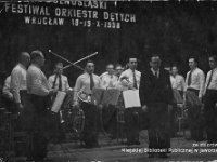 195x-12  18-19 października 1958  Wrocław   Festiwal Orkiestr Dętych    Jaworska Orkiestra Dęta  Dyrygent: Wacław Siemaszko  Od lewej: Jan Wasilewski (klarnet), (?) Stefanowicz (klarnet), w głębi - Stanisław Witek (tenor), Antoni Żarkowski (tenor), w głębi w okularach - Ryszard Juszyński (waltornia)  Od prawej: pierwszy - Stefan Żarkowski (trąbka), drugi - Tadeusz Doros (trąbka),  trzeci, w głębi - Klemens Grzybowski (perkusja)