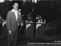 196x-04  Początek lat 60-tych  Jawor. basen letni w Parku Miejskim  Noce Świętojańskie    W roli konferansjera Lech Zbigniew - wieloletni kierownik Międzyzakładowego Klubu "Relaks"  Pierwszy od prawej siedzi Jerzy Osolinsz (akordeon)