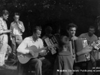 196x-05  Lata 60-te  Jawor, Park Miejski    Od lewej: Mietek Chojnowski (gitara), Jarek Rogotowicz (akordeon), Marian Szarek (akordeon), Ryszard Pawlisiak (perkusja)