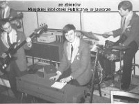 196x-11  Lata 60-te  Jawor, Międzyzakładowy Klub "Relaks", ul.Piastowska    Od lewej: Zdzisław  Bagiński (gitara prowadząca), Janusz Terlega (bas), Henryk Ugniewski (organy), Czesław Szudrawy (perkusja)