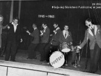 196x-12  Wrzesień 1965   Jawor, Miedzyzakładowy Klub "Relaks", ul.Piastowska    Zespół Protony  Od lewej: (?) 'Dzidka' (wokal), Leszek Tymoczko (wokal), Tadeusz Dobosz (gitara basowa), Jan Bujak (gitara rytmiczna), Tadeusz Grudziński (gitara prowadząca), Andrzej Lech (perkusja), Marian Lassota (konferansjer)