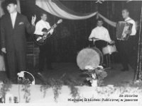196x-14  Lata 70-te  Jawor,  Międzyzakładowy Klub "Relaks", ul.Piastowska    Od lewej: Jerzy Zerbe (konferansjer), Sławomir  Połatajko (gitara), Marian Szarek (perkusja), Władysław Bańko (akordeon)