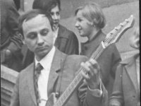196x-18  1 maja 1967  Jawor, Rynek    Janusz Terlega (gitara basowa)