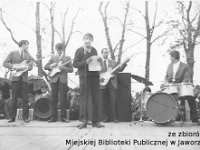 196x-19  1 maja 1967  Jawor, Park Miejski    Zespół Mieszczanie  Od lewej: Zdzisław Bagiński ( gitara prowadząca), Jerzy Czerniawski (gitara rytmiczna), Janusz Terlega (gitara basowa), Czesław Szudrawy (perkusja)