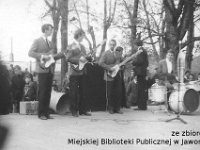 196x-20  1 maja 1967  Jawor, Park Miejski    Zespół Mieszczanie  Od lewej: Zdzisław Bagiński ( gitara prowadząca), Jerzy Czerniawski (gitara rytmiczna), Janusz Terlega (gitara basowa), Czesław Szudrawy (perkusja)