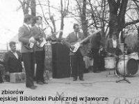 196x-21  1 maja 1967  Jawor, Park Miejski    Zespół Mieszczanie  Od lewej: Zdzisław Bagiński ( gitara prowadząca), Jerzy Czerniawski (gitara rytmiczna), Janusz Terlega (gitara basowa), Czesław Szudrawy (perkusja)