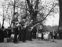 196x-22  1 maja 1967  Jawor, Park Miejski    Zespół Mieszczanie  Od lewej: Zdzisław Bagiński ( gitara prowadząca), Jerzy Czerniawski (gitara rytmiczna), Janusz Terlega (gitara basowa), Czesław Szudrawy (perkusja)
