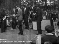 196x-24  1 maja 1967  Jawor, Park Miejski    Zespół Tajry  Od lewej: Tadeusz Dobosz (gitara basowa), Ryszard Krysiak ( organy), Tadeusz Grudziński (gitara prowadząca), Jerzy Prymas (wokal), Janusz Terlega (gitara rytmiczna), siedzi - Jola Jach