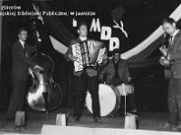 196x-25  Rok 1967  Jawor,  Międzyzakładowy Klub "Relaks", ul.Piastowska  Międzynarodowy Dzień Dziecka    Od lewej: Piotr Witke (kontrabas), Zygmunt Suchecki (akordeon), Tadeusz Jaworski (perkusja), Janusz Terlega (gitara)