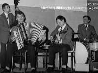 196x-26  Rok 1967  Jawor, Miedzyzakładowy Klub "Relaks ", ul.Piastowska    Od lewej: Piotr Witke (kontrabas), Zygmunt Suchecki (akordeon), Janusz Terlega (gitara), Sławomir Połatajko (perkusja)
