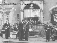 196x-28  Październik 1968  Jawor, Rynek    Zespół Protony   Od lewej: Tadeusz Grudziński (gitara prowadząca), Andrzej Lech (perkusja), Jerzy Prymas (wokal), Ryszard Krysiak (gitara rytmiczna), Tadeusz Dobosz (gitara basowa)