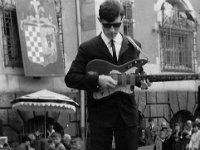 196x-31  Październik 1968  Jawor, Rynek    Zespół Protony  Ryszard Krysiak (gitara prowadząca)