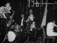 196x-32  31 grudnia 1968 - 1 stycznia 1969  Męcinka  Zabawa sylwestrowa    Od lewej: Stanisław Duszeńko (skasofon), Stanisław Zawalny (perkusja), Jerzy Osolinsz (akordeon), Mieczysław Wadas (trąbka)
