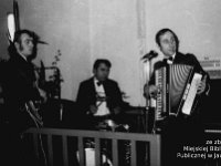 196x-33  Lata 60-te  Jawor, Restauracja "Kolorowa", Plac Wolności    Od lewej: Zdzisław Bagiński (gitara), Stanisław Zawalny (perkusja), Jerzy Osolinsz (akordeon)