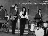 196x-34  Rok 1969  Jawor, Międzyzakładowy Klub "Relaks", ul.Piastowska    Występ Czerwono-Czarnych  Od lewej: Klaudiusz Maga (organy), Tadeusz Mróz (gitara), Karin Stanek (śpiew), Ryszard Gromek (perkusja)