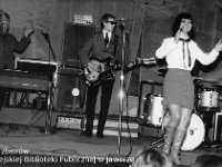 196x-36  Rok 1969  Jawor, Międzyzakładowy Klub "Relaks", ul.Piastowska    Występ Czerwono-Czarnych  Od lewej: Klaudiusz Maga (organy), Tadeusz Mróz (gitara), Kasia Sobczyk (śpiew)