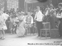 196x-38  Lata 70-te  Jawor, Międzyzakładowy Klub "Relaks", ul.Piastowska  Koncert na podwórzu    Od lewej: Andrzej Lech (perkusja), Henryk Wojtala (gitara), Sławomir Połatajko (gitara), Andrzej Doros (gitara)