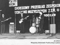196x-41  15 maja 1969  Wrocław   Okręgowy Przegląd Zespołów Wokalno Muzycznych Zawodowego Związku Muzyków    Od lewej: Janusz Terlega (gitara basowa), Jan Bujak (gitara rytmiczna), Czesław Szudrawy (perkusja), Andrzej Doros (gitara prowadząca)