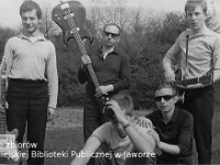 196x-43  maj 1969  Wrocław     Po powrocie  z Okręgowego Przeglądu Zespołów Wokalno Muzycznych Zawodowego Związku Muzyków we Wrocławiu (15.05.1969)  Od lewej: