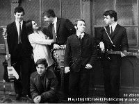 196x-48  Marzec 1969  Jawor, Klub Fabryki Narzędzi Rolniczych (tzw. 'Sielana'), ul.1 Maja    Od lewej: Jan Bujak, Maria Drobniak, Henryk  Ugniewski, Lesław Tymoczko, Zdzisław Bagiński, kuca - Lesław Krajewski