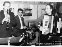 196x-49  Lata 60-te  Jawor, Teatr Miejski    Od lewej: Ryszard Sokal (klarnet), Marian Szarek (perkusja), Jerzy Onsolinsz (akordeon),  Waldemar Janus (kontrabas)