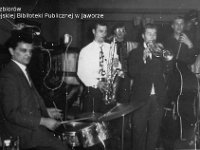 197x-01  8 marca 1970  Bolków, lokal "Kosmos", Rynek  Międzynarodowy Dzień Kobiet     Od lewej: Marian Szarek (perkusja), Ryszard Terlega (saksofon), Leszek Kozik (akordeon), Bogusław Pulik (trąbka), Waldemar 'Pepko' Janus (kontrabas)