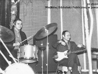 197x-05  16 stycznia 1972   Jawor, Międzyzakładowy Klub "Relaks", ul.Piastowska  Zabawa dla Spółdzieli Inwalidów Improdus    Od lewej: Zdzisław Steiner (perkusja), Janusz 'Jacek' Terlega (gitara basowa)