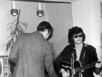 197x-09  Rok 1971 / 1972  Jedlina Zdrój  Podczas zimowiska    Od lewej:  Romuald Wesołowski, Henryk Buczak (gitara)