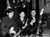 197x-14  Lata 70-te  Jawor, Zasadnicza Szkoła Zawodowa, ul.Wrocławska    Od lewej: Ryszard Kopeć (gitara), Lesław Krajewski (perkusja), Zygmunt Dynowski (gitara)