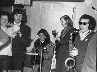 197x-20  Lata 70-te    Od lewej, przy instumentach: Ryszard Krysiak (organy), Tadeusz Dobosz ( bas), Stanisław Selent (saksofon)
