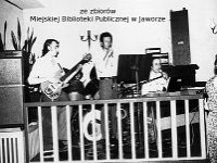 197x-28  Lata 70-te  Jawor, restauracja "Kolorowa", Plac Wolności    Od lewej: Zdzisław Bagiński (gitara basowa), Stanisław Duszeńko (saksofon i wokal), Jerzy Osolinsz (organy i wokal)