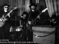 197x-43  Prawdopodobnie grudzień 1976  Jawor, Teatr Miejski    Grupa Biem  Od lewej: Ryszard Jaśpiński, Romuald Wesołowski, Lesław Sypniewski, Maciej Wołujewicz