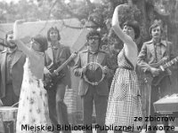 197x-48  Lata 1977-1979  Jawor, taras Klubu "Technika" Zakładów Kuzienniczych i Maszyn Rolniczych, Park Miejski    Zespół Metalowcy  O lewej: Romuald Wesołowski, Małgorzata Olechnowicz, Adam Janeczko, Henryk Buczak, Małgorzata Wilczkiewicz, Edward Gruda