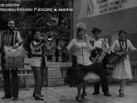 197x-51  Lata 1977-1978  Jawor, taras "Klubu Technika" Zakładów Kuzienniczych i Maszyn Rolniczych, Park Miejski    Od lewej: Romuald Wesołowski (bęben), Czesław Słupecki (puzon), Danuta Zaręba (taniec), Stanisław Kazimierczak (saksofon barytonowy), Małgorzata Wilczkiewicz (gitara)