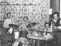 197x-58  Lata 70-te  Jawor, restauracja "Jaworzanka", Rynek    Zespół Kort  Od lewej: Janusz 'Jacek' Terlega (gitara basowa), Henryk Madera (perkusja), Józef Rodzeń (organy), Stanisław Selent (saksofon)