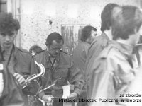 197x-66  1 maja 1979  Jawor    Od lewej: Jacek Kubicki (saksofon tenorowy), Piotr Zieliński (saksofon), w tle Romuald Wesołowski