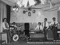 197x-71  Przełom lat 70- i 80-tych    Grupa Vega  Od lewej: Edek Machowski (gitara), Antoni Boczula (perkusja), Czesław Ślusarczyk (organy), Oleg Machowski (tamburyn), Zygmunt Dynowski (gitara basowa)