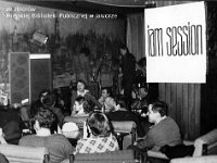 198x-03  23 lutego 1980  Jawor, Jaworski Ośrodek Kultury  Jam Session    Na scenie tyłem: Ireneusz Płaskociński (gitara),   Wśród siedzących najbliżej sceny: Jerzy Pawlinow (nieco zasłonięty), Ryszard Jaśpiński, Edward Gruda