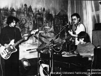 198x-09  23 lutego 1980  Jawor, Jaworski Ośrodek Kultury  Jam Session    Zespół Etna  Od lewej: Kazimierz Babiarski (gitara basowa), Mirosław Gancarz (gitara), Zdzisław Babiarski (organy)