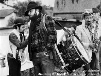 198x-13  23 czerwca 1980  Jawor, w drodze na Ośrodek Wypoczynkowy "Jawornik"   Noc świętojańska, Sobótka     Od lewej: Antoni Korybski (gitara), Romuald Wesołowski (bęben), Piotr Zieliński (saksofon)