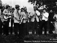 198x-14  23 czerwca 1980  Jawor, w drodze na Ośrodek Wypoczynkowy "Jawornik"  Noc świętojańska, Sobótka    Od lewej: drugi z tyłu - Roman Wesołowski (bęben), Leszek Sypniewski (gitara), Artur Gwiździał (werbel), Piotr Zieliński (saksofon), Jerzy Osolinsz (saksofon), Stanisław Duszeńko (klarnet), Edward Gołojuch (trąbka)