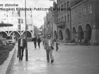 198x-17  Jesień 1980  Jawor, Rynek  Babie Lato    W drodze na scenę, od lewej:  Edward Gruda, Jerzy Pawlinow.