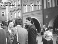 198x-19  Jesień 1980  Jawor, Rynek  Babie Lato    Od lewej: w tle Romuald Wesołowski, Zbigniew Robak, po prawej - Zdzisław Bagiński