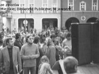 198x-21  Jesień 1980  Jawor, Rynek  Babie Lato    Drugi od lewej - Mirosław Gancarz