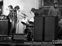 198x-22  Lata 80-te  Jawor, Rynek  Impreza muzyczna    Od lewej: trzeci - Mirosław Gancarz, ?, Romuald Wesołowski, Zdzisław Bagiński?
