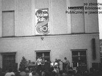 198x-24  Jesień 1980  Jawor, Rynek  Babie Lato    Zespół Kwadryga  Od lewej: Piotr Zieliński (saksofon), Jerzy Pawlinow (organy), Edward Gruda (gitara), Henryk Madera (perkusja, Janusz Terlega (gitara basowa)