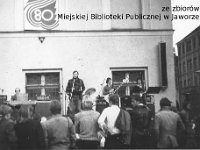 198x-25  Jesień 1980  Jawor, Rynek  Babie Lato    Romuald Wesołowski prezentuje zespół z Legnicy.